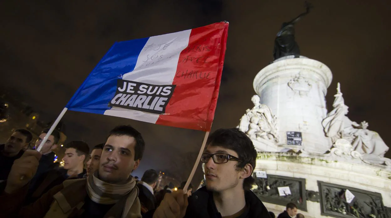Cientos de personas encienden velas y portan carteles con el lema "Yo soy Charlie" durante una manifestación homenaje en apoyo a las víctimas del atentado contra el semanario satírico Charlie Hebdo en París