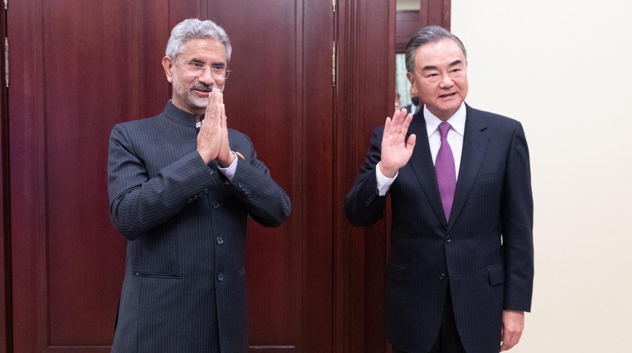 El ministro de Exteriores indio, Subrahmanyam Jaishankar, con el chino, Wang Yi