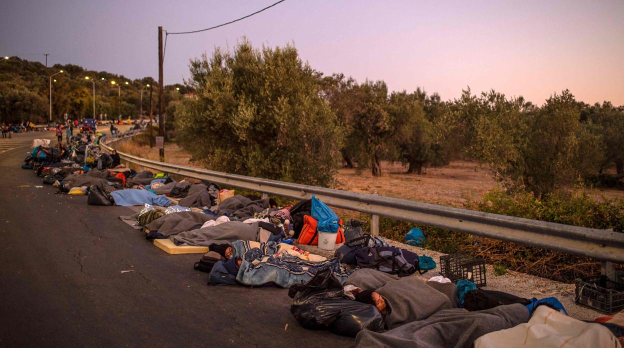Refugiados durmiendo en la carretera tras quedarse sin alojamiento en el campo de Moria, devastado por las llamas esta semana