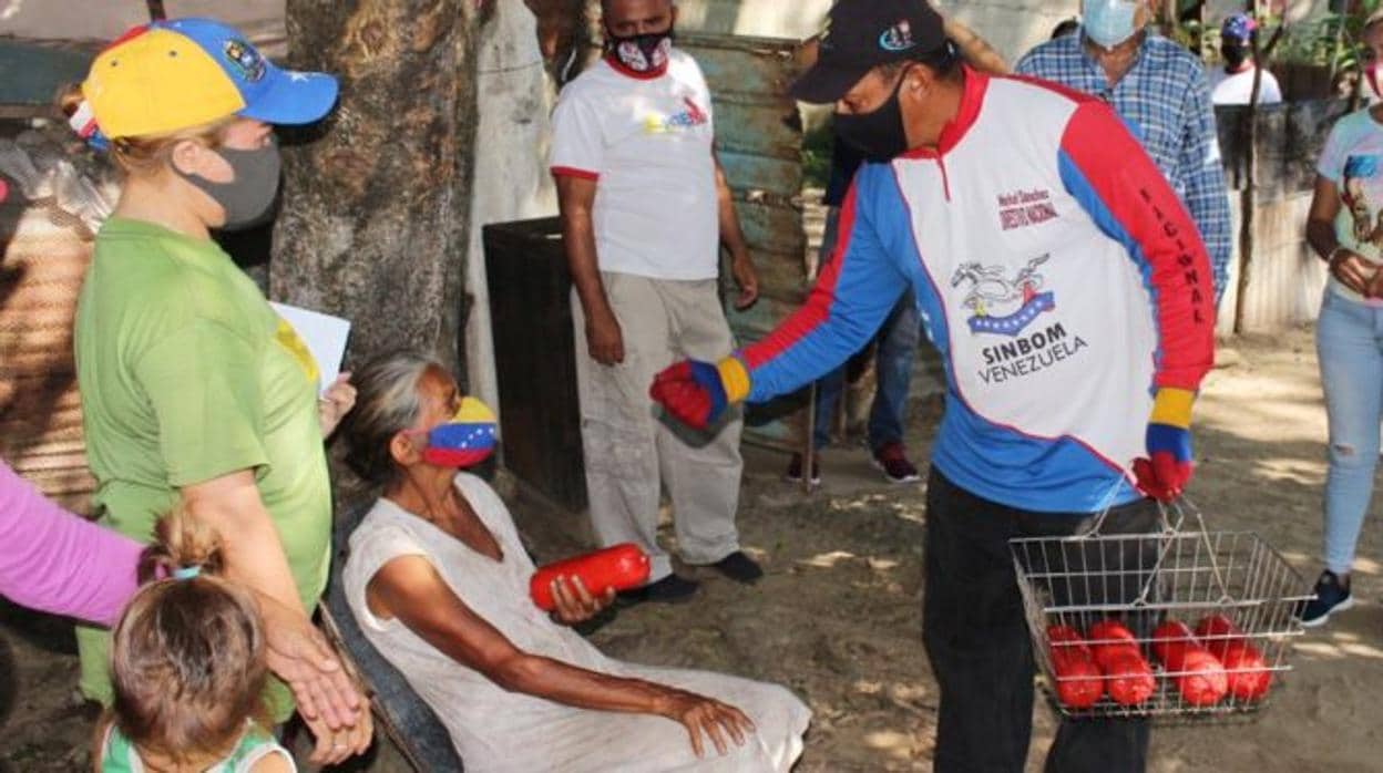 Candidtos del chavismo entregan mortadela a cambio de votos en el estado Barinas, en Venezuela