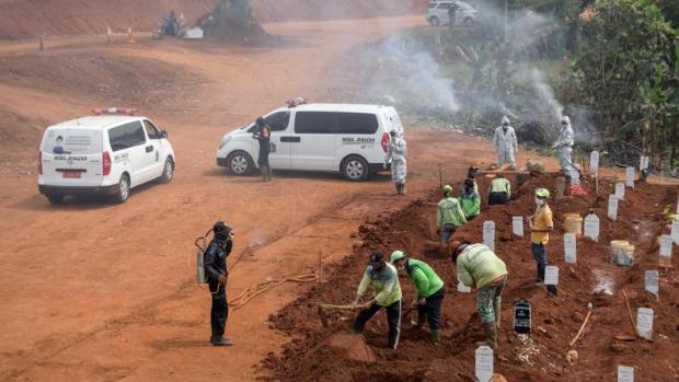 Indonesia condena a los que no lleven mascarilla a cavar tumbas para los muertos por coronavirus