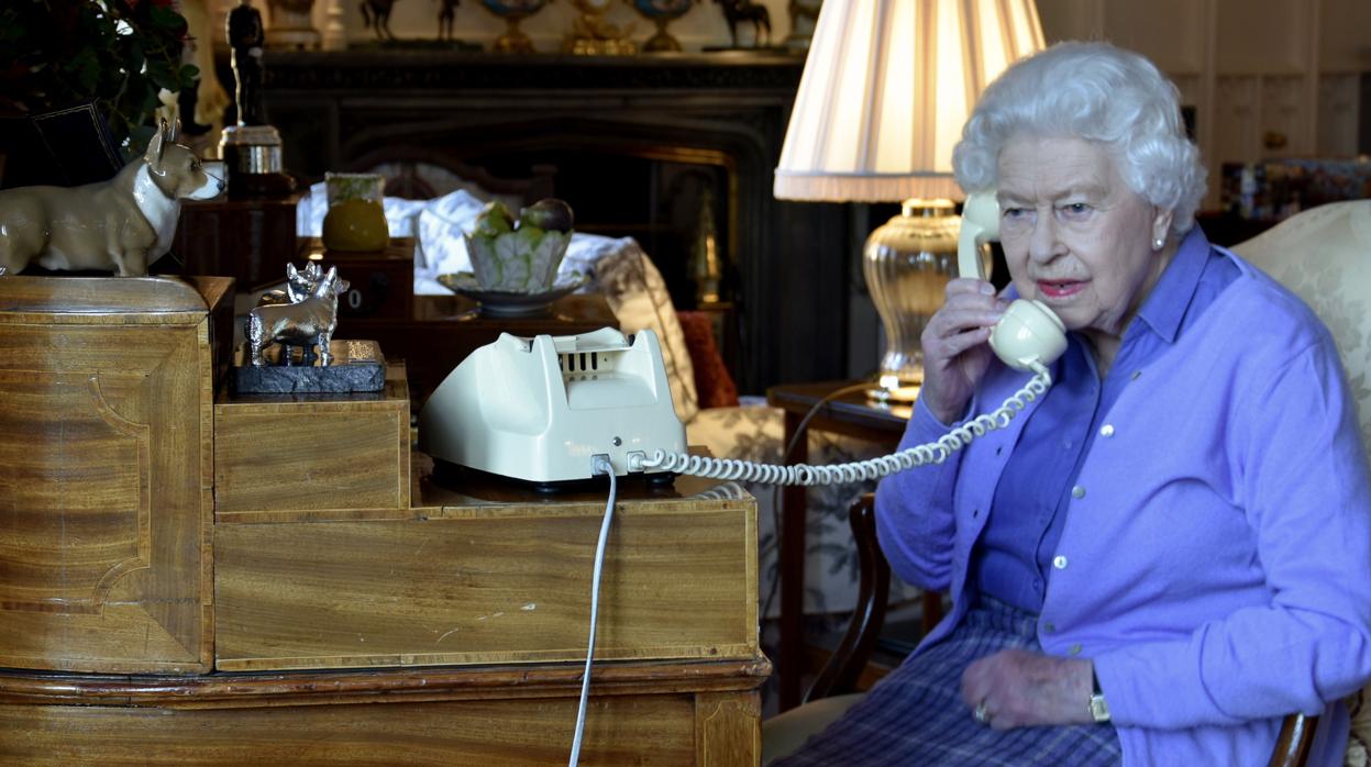 La reina Isabel II habla por teléfono con el primer ministro Boris Johnson