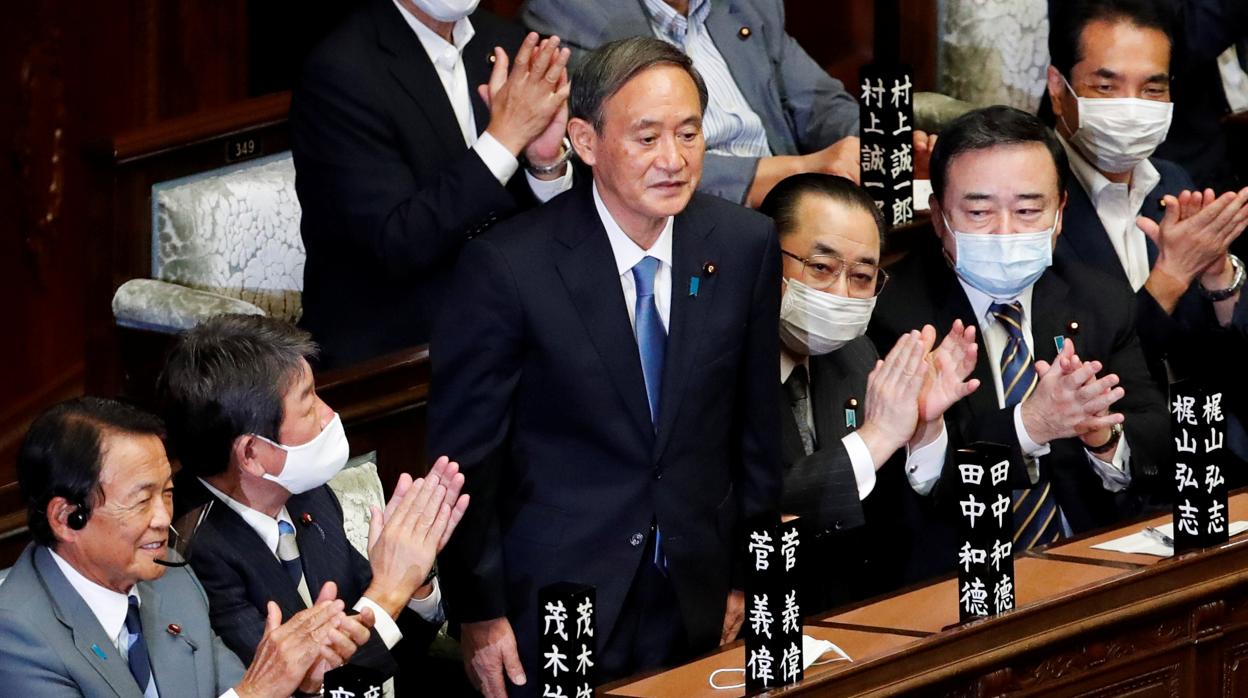 Yoshihide Suga electo primer ministro de Japón hasta septiembre de 2021