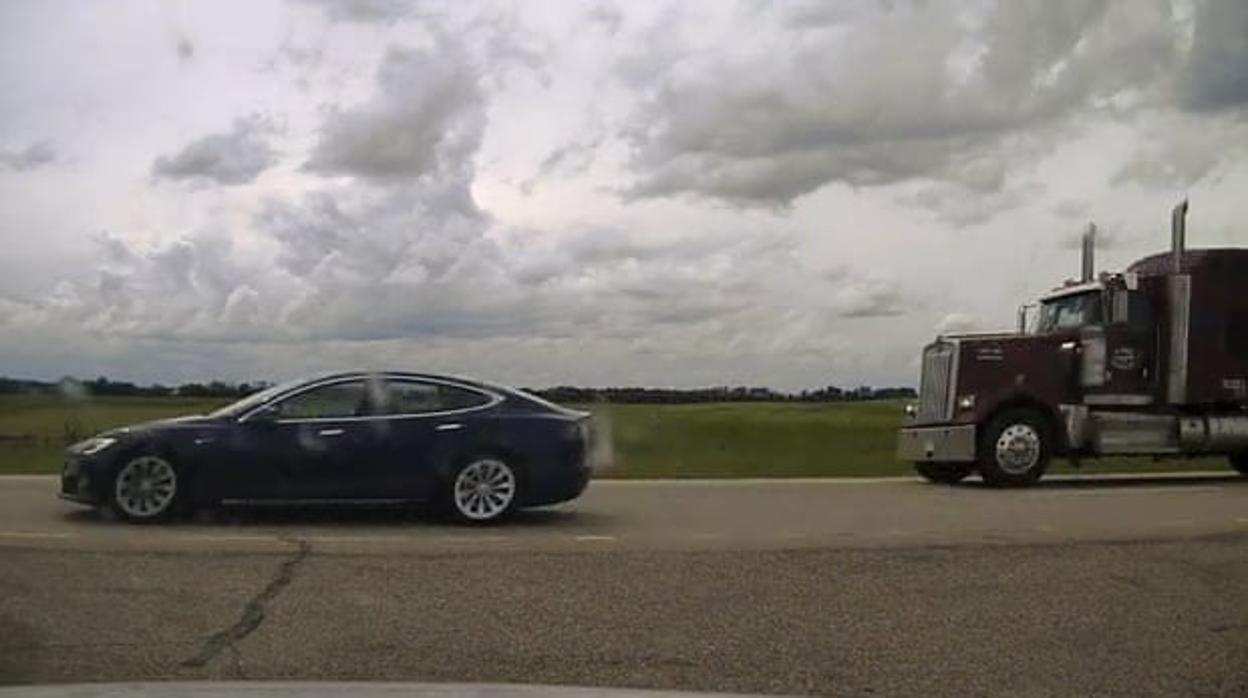 El coche modelo Tesla S mientras viajaba por la autopista en Alberta, Canadá