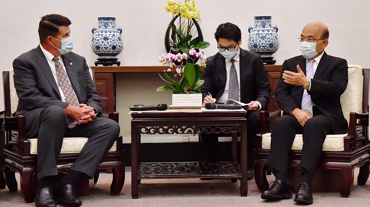 El subsecratario de Estado, Keith Krach, con el primer ministro de Taiwán, Su Tseng-chang, ayer en Taipei