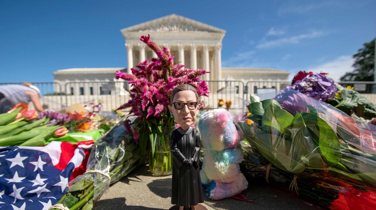 Numerosas personas dejaron flores ayer en el exterior del Tribunal Supremo