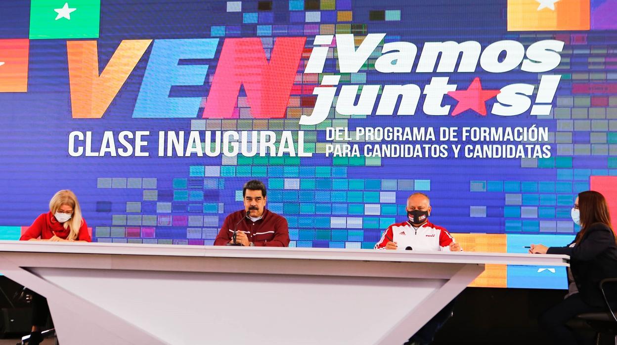 Nicolás Maduro, Cilia Flores y Diosdado Cabello, en un acto con los candidatos chavistas a diputados en Caracas