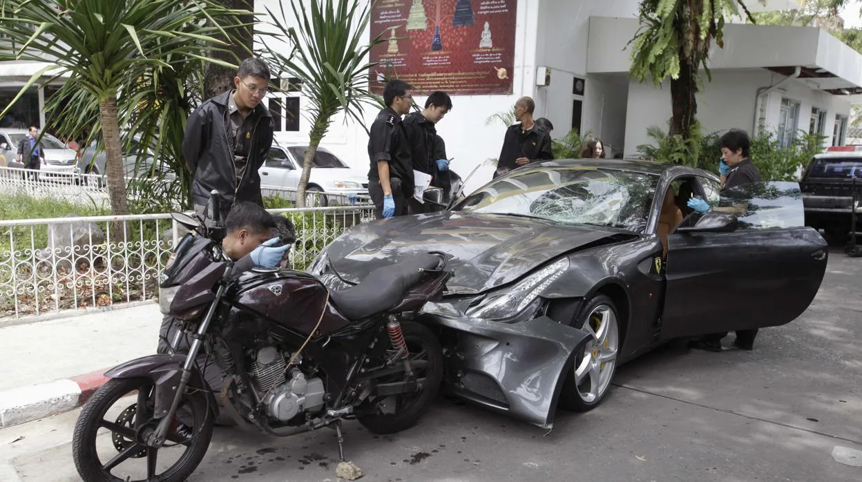 Varios policías examinan el Ferrari dañado en la casa del fallecido fundador de Red Bull, Chaleo Yoovidhaya