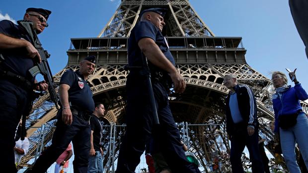 Evacuan la Torre Eiffel por una posible amenaza de bomba