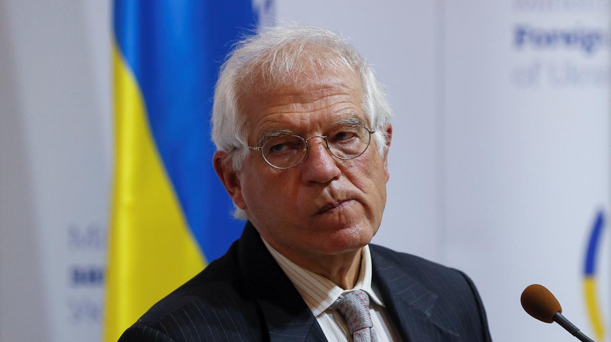 El Alto Representante de la UE, Josep Borrell, en una conferencia de prensa con el ministro de Exteriores de Ucrania