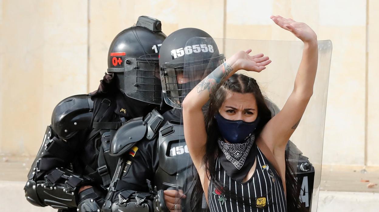 Los antidisturbios detienen a una joven en las protestas en Bogotá del pasado lunes