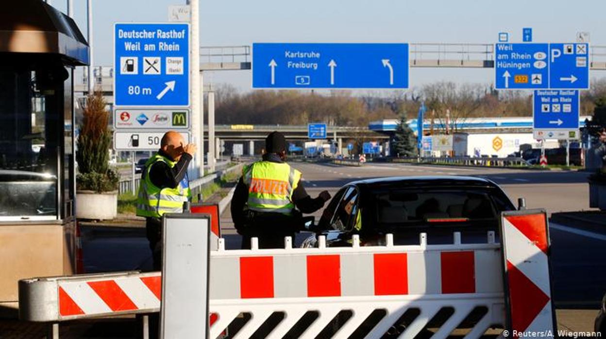 Controles policiales en la frontera entre Suiza y Alemania durante el confinamiento