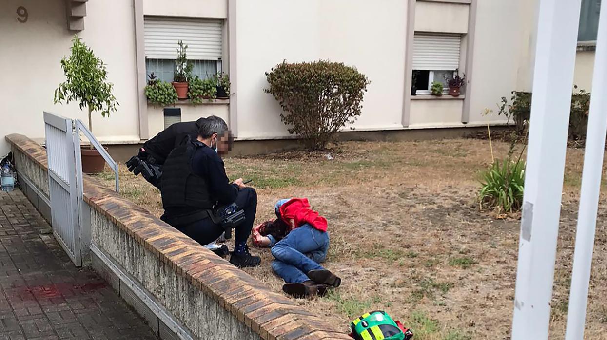 Dos policias atienden a una de las víctimas del ataque con arma blanca que tuvo lugar cerca de «Charlie Hebdo» este viernes