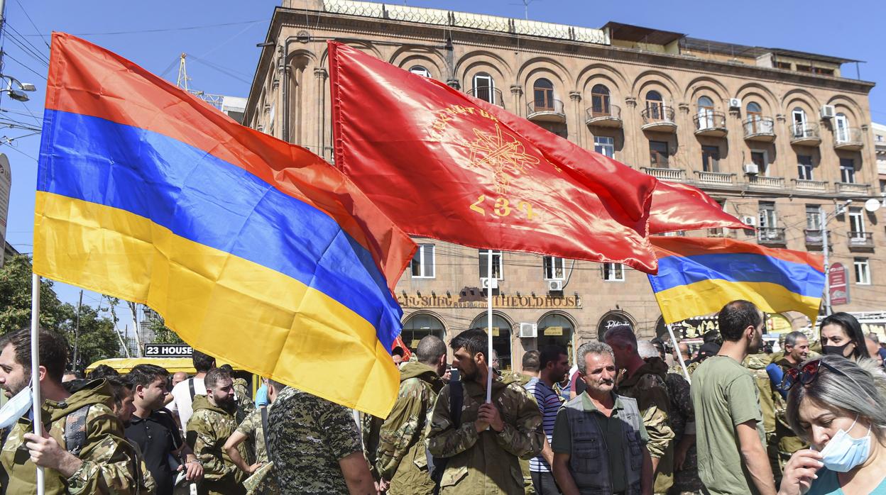 Voluntarios de la Federación Revolucionaria de Armenia se preparan para patir hacia ka zona en conflicto