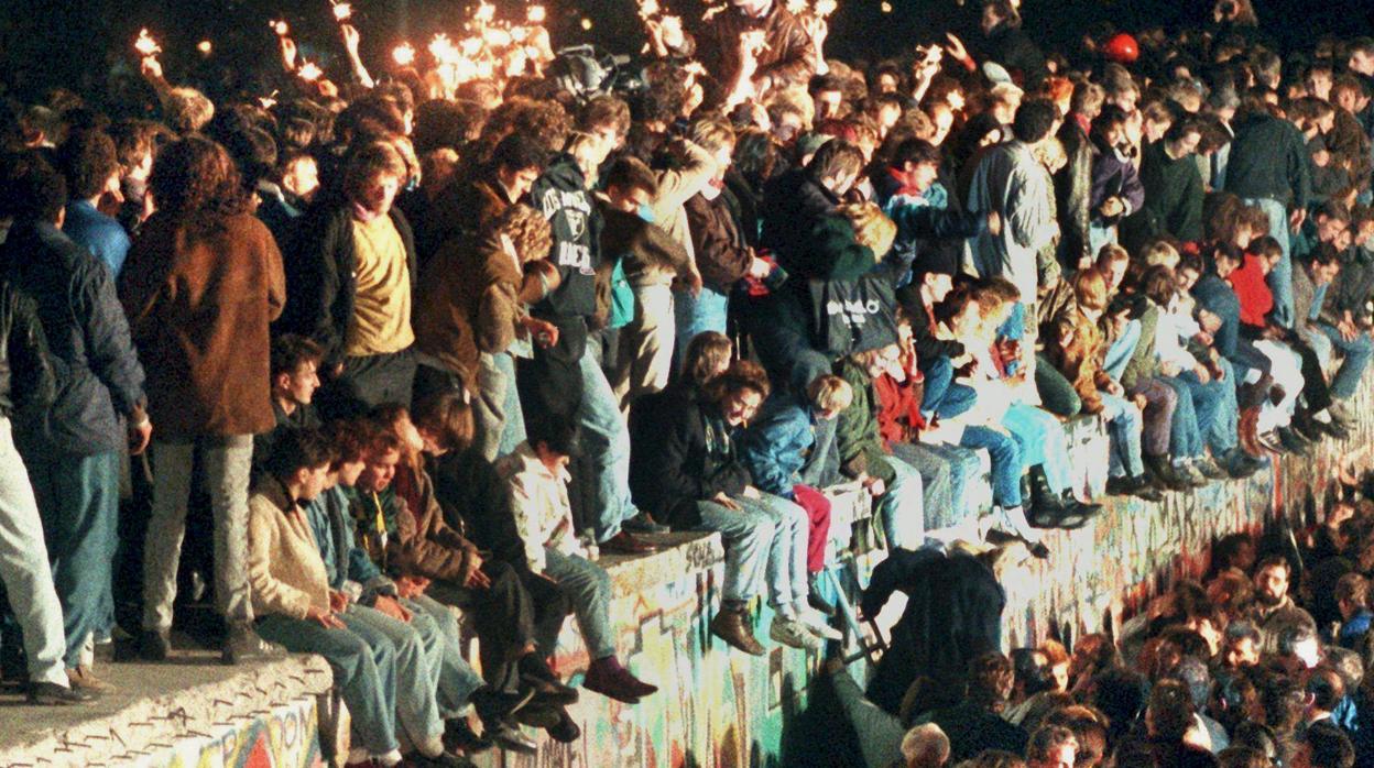 Un grupo de berlineses se congrega en el Muro en 1989