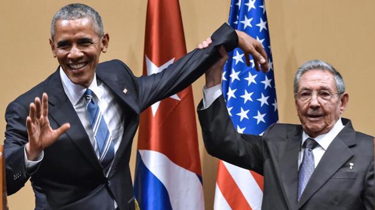 Barack Obama con Raúl Castro