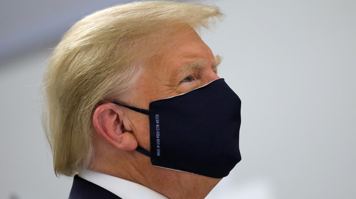 Donald Trump usa una mascarilla durante un recorrido por un laboratorio farmacéutico, en Carolina del Norte