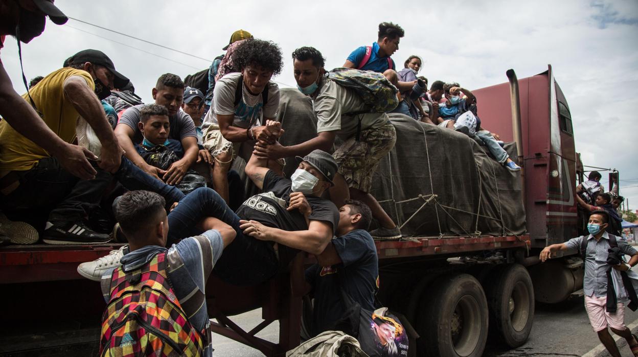 Algunos de los miembros de la nueva caravana que se dirige a EE.UU. y que partió la semana pasada de Guatemala