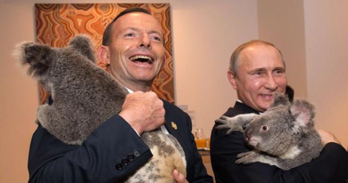 El ex primer ministro australiano Tony Abbott sosiene un koala junto al presidente de Rusia, Vladímir Putin