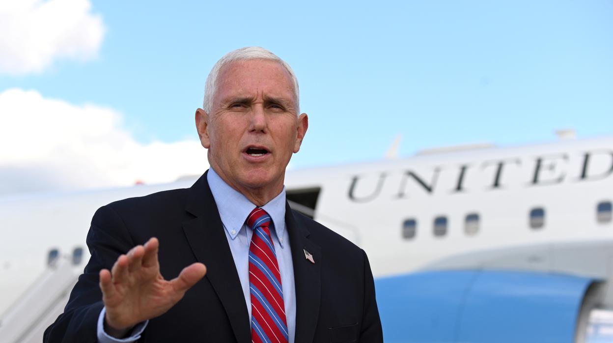 Pence habla con los medios antes de abordar el avión presidencial que lo llevará al debate en Utah