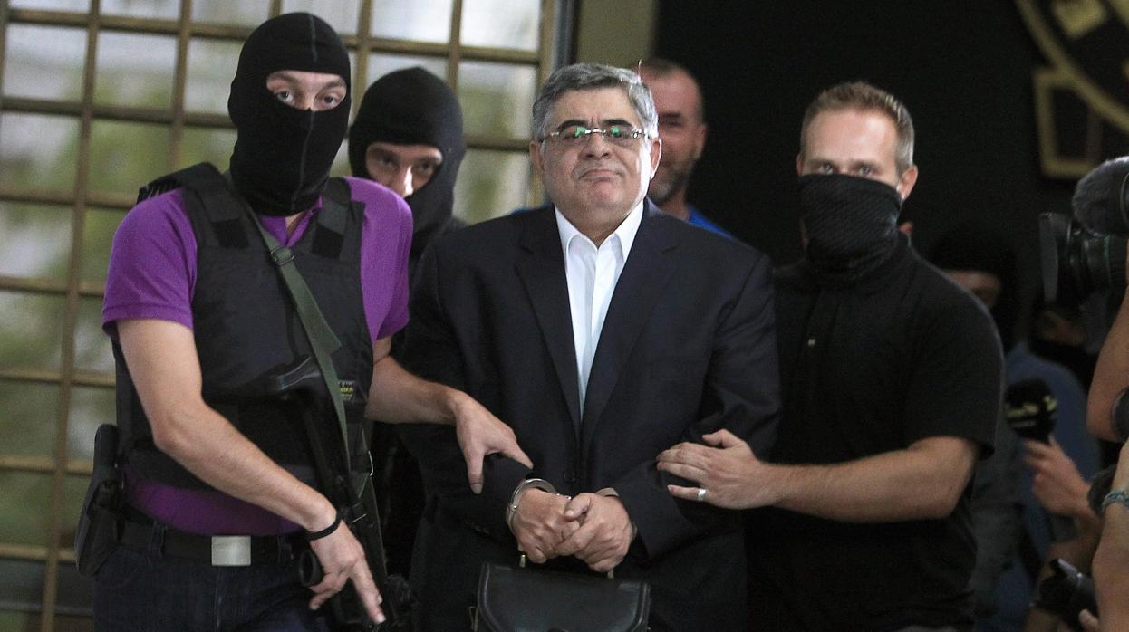 El fundador y líder de Amanecer Dorado, Nikos Mijaloliakos, escoltado por la Policía en 2013