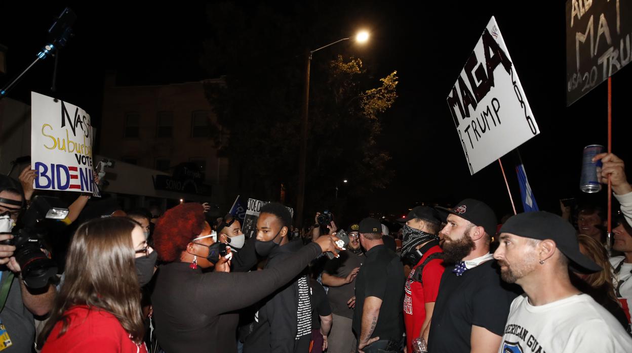 Miembros de los Proud Boys y el movimiento Black Lives Matter se enfrentan durante el debate de los candidatos a vicepresidentes