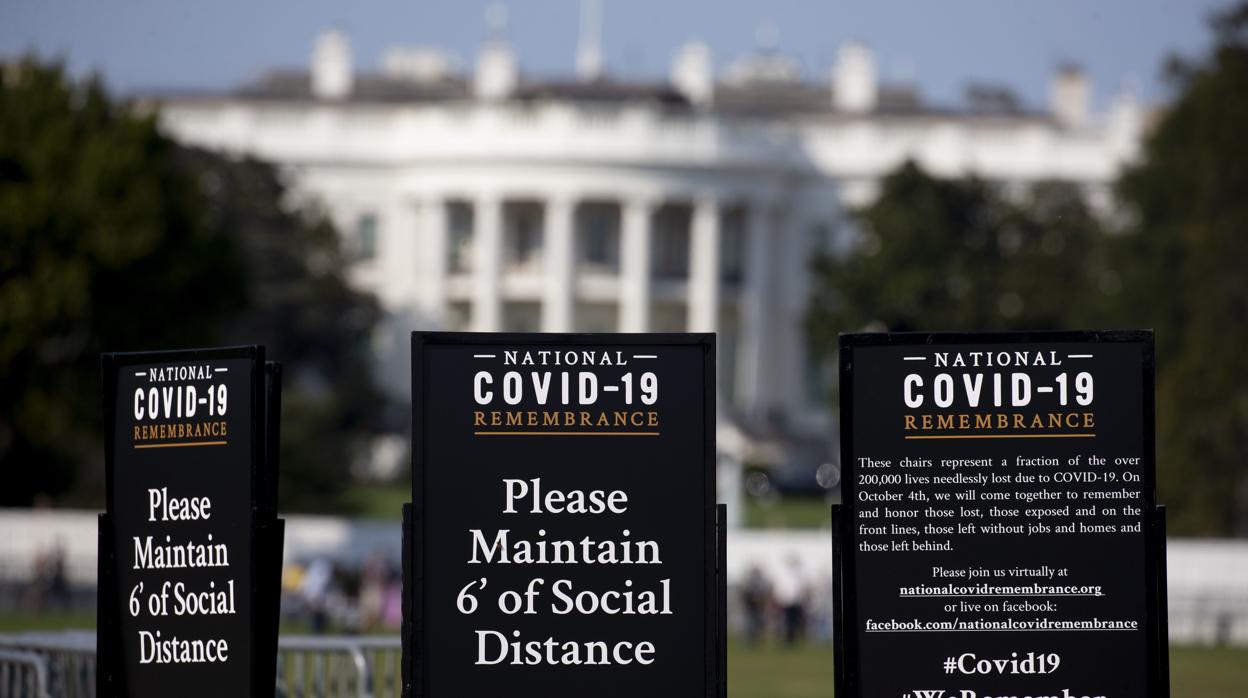 La Casa Blanca detrás de los carteles para honrar a los muertos del Covid