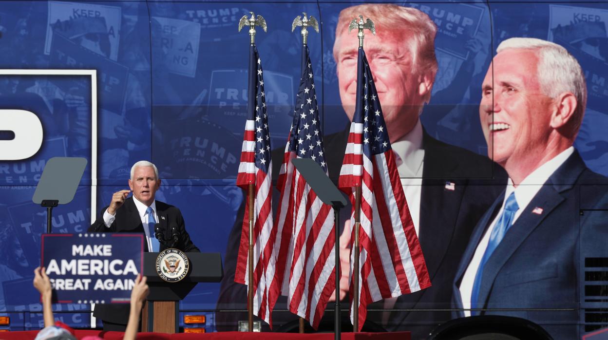 El vicepresidente de EE.UU., Mike Pence, durante un acto de campaña en The Villages, una comunidad poblada mayoritariamente por jubilados al norte de Orlando, en Florida