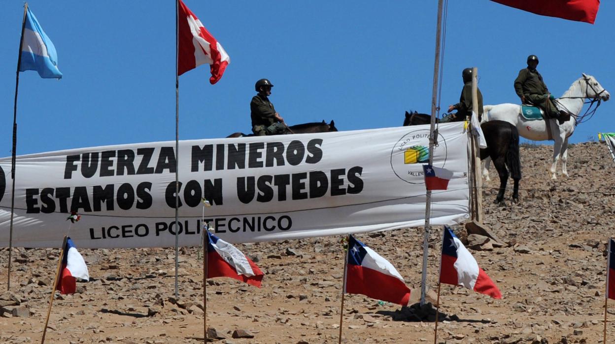 La policía montada patrulla alrededor de la mina San José, donde estaban atascados los mineros