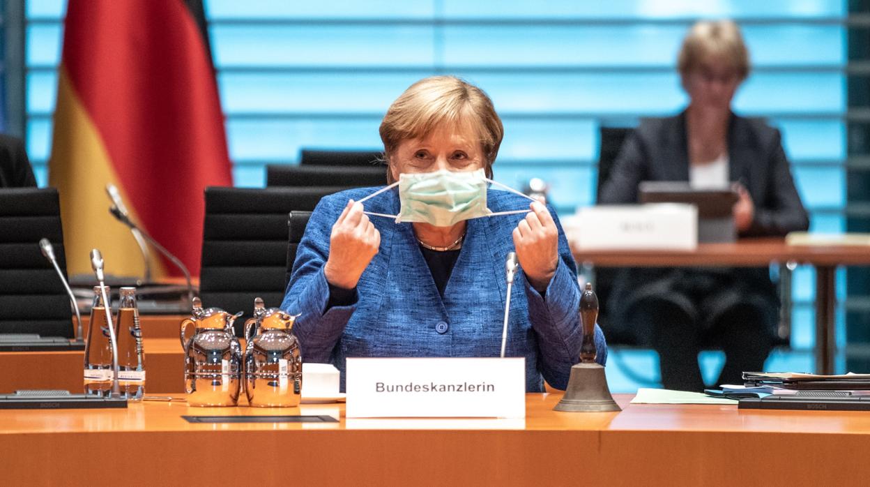 La canciller alemana, Angela Merkel, ajusta su mascarilla durante una reunión del gabinete en Berlín