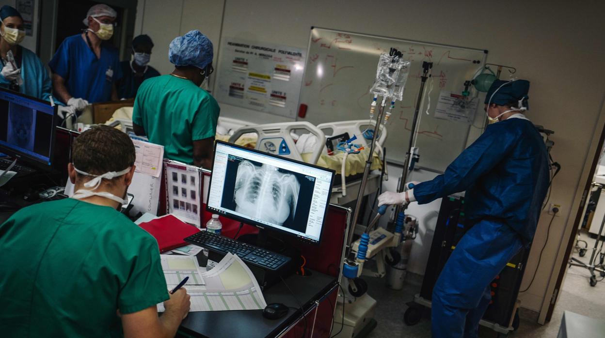 Un grupo de médicos atienden a un paciente de coronavirus en un hospital de París