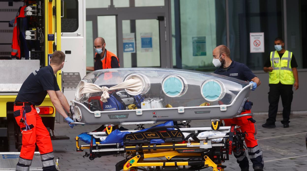 Momento en el que Navalni es trasladado al hospital de Berlín
