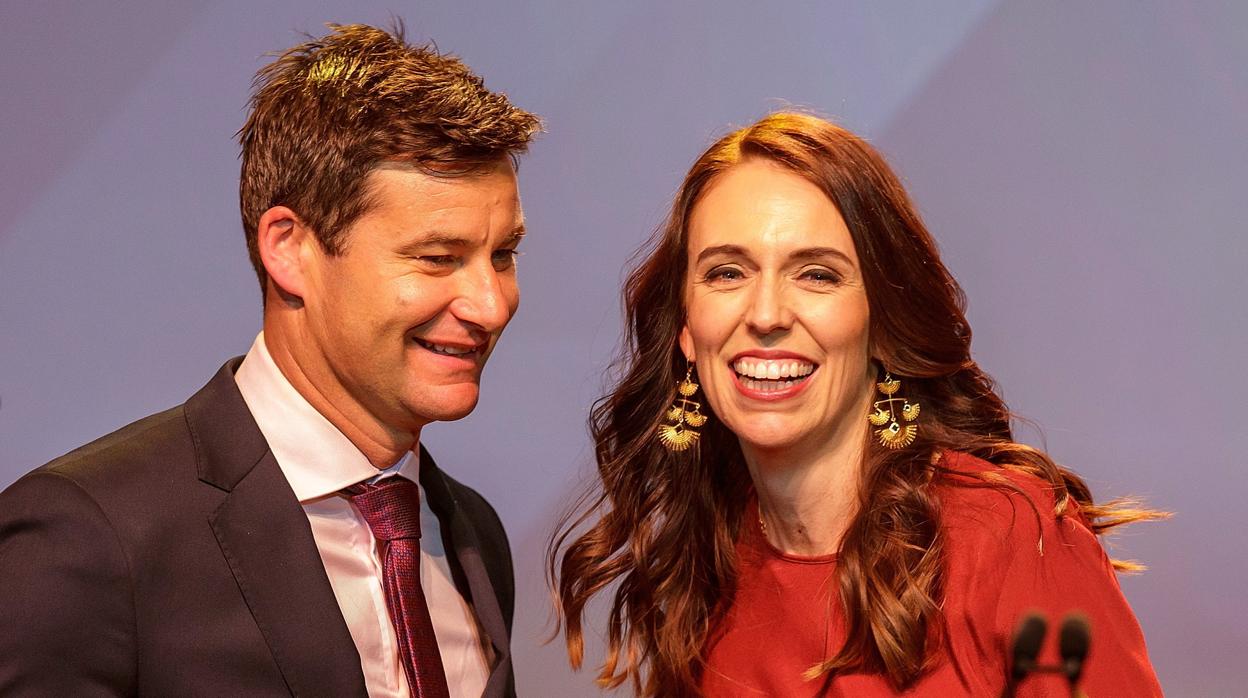 La primera ministra de Nueva Zelanda, Jacinda Ardern, con su pareja, Clarke Gayford, tras conocer su victoria