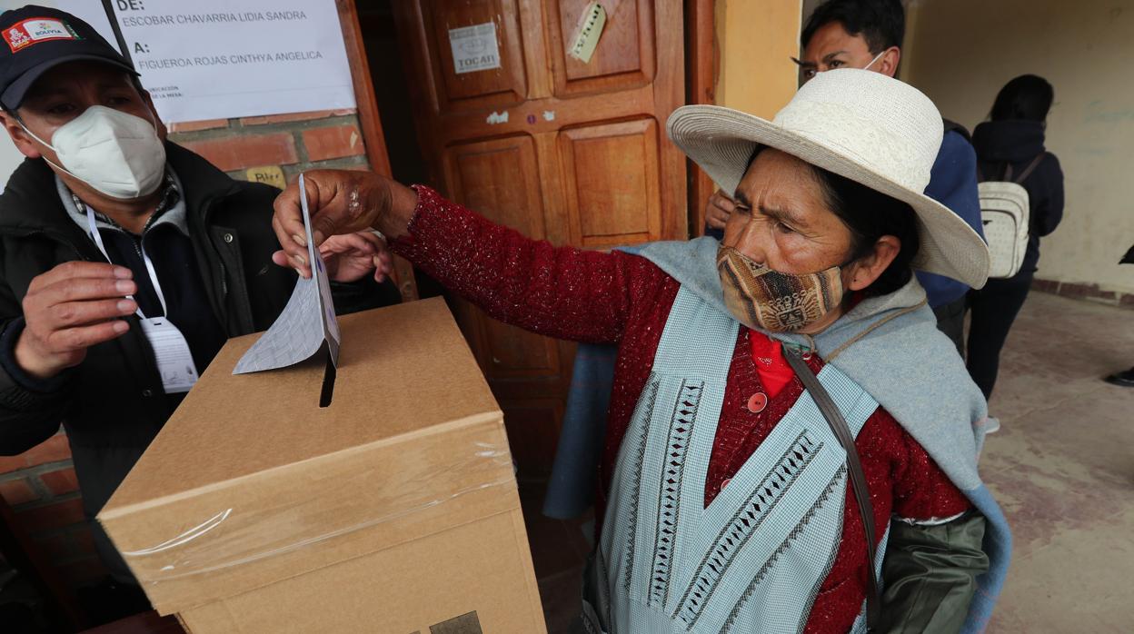 Una mujer emite su voto en la ciudad de El Alto (Bolivia)