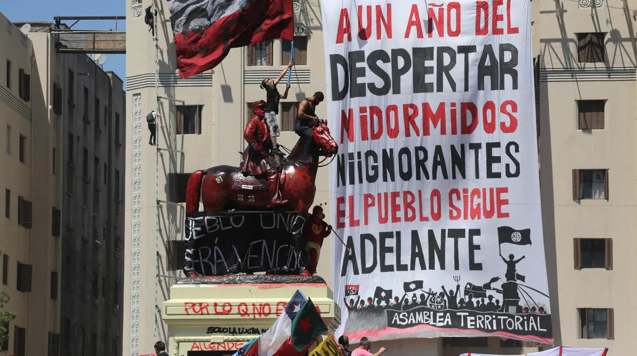 Manifestantes en la Plaza de Italia de Santiago de Chile, rebautizada como «Plaza Dignidad»