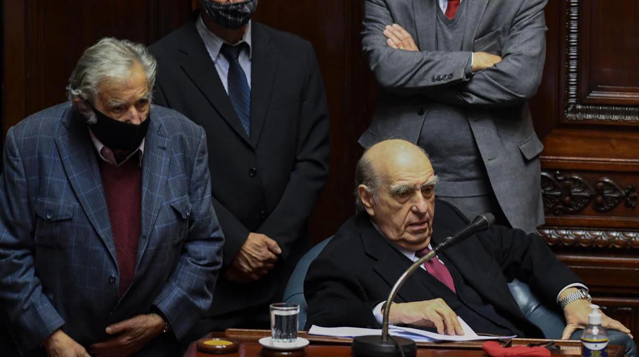 Los expresidentes Mújica (izquierda)y Sanguinetti, esta mañana en su última sesión en el Senado