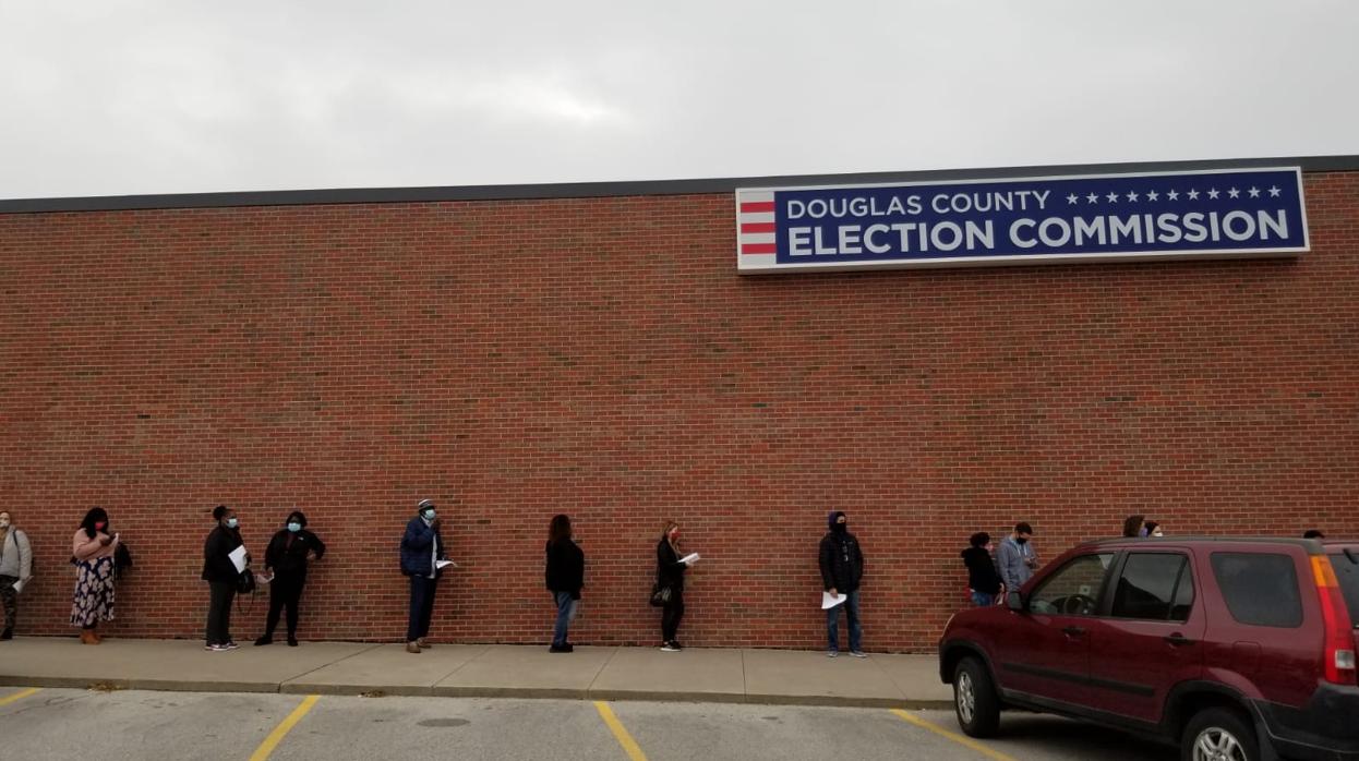 Ciudadanos de Omaha (Nebraska) guardan fila para participar en las elecciones dentro del plazo de votación anticipada