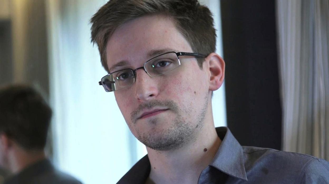 El fundador de Wikileaks, Edward Snowden, en una entrevista en un hotel de Hong Kong