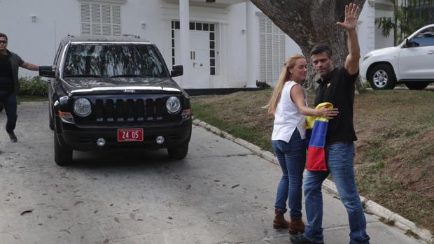 Leopoldo López abandona la Embajada de España en Caracas y se dirige a Madrid