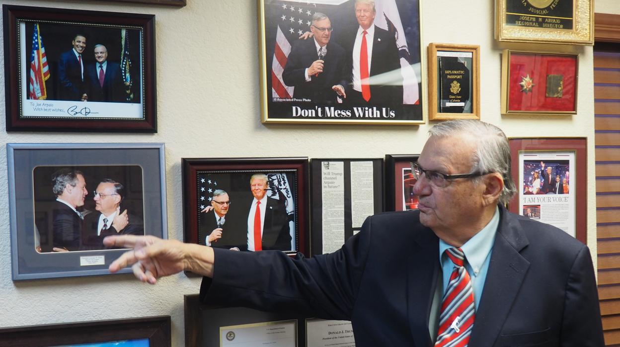 El sheriff Arpaio muestra en su oficina a ABC las fotos con Trump y los expresidentes Bush y Obama