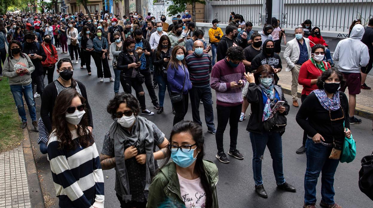 Ciudadanos chilenos guardan fila para votar en el plebiscito sobre una nueva constitución