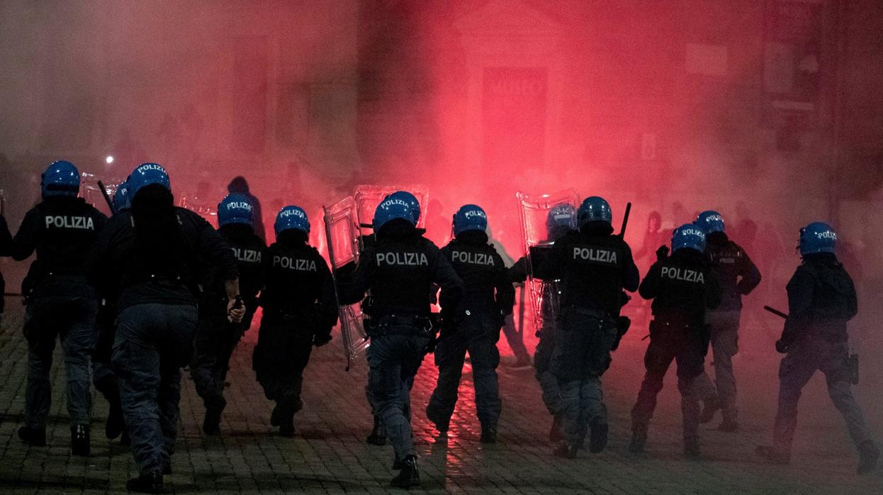 La policía antidisturbios se enfrenta al grupo de extrema derecha Forza Nuova en la Piazza del Popolo de Roma