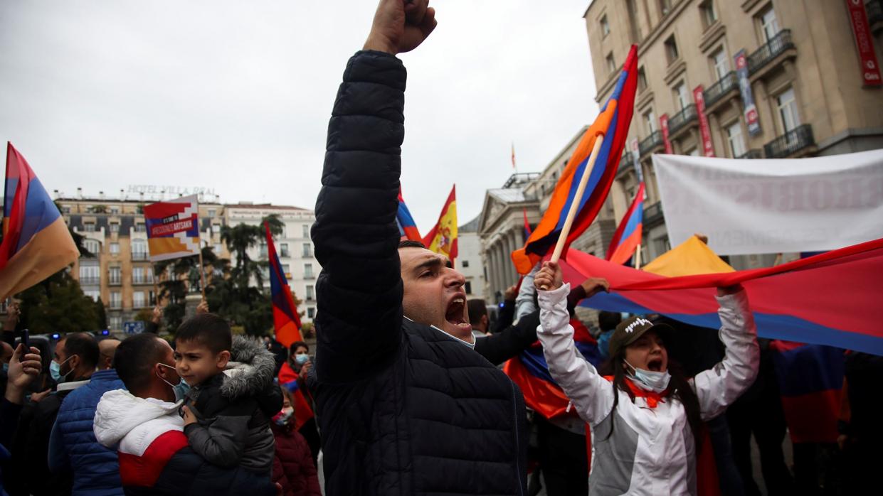 Manifestación en contra del conflicto armado entre Azerbaiyán y Armenia