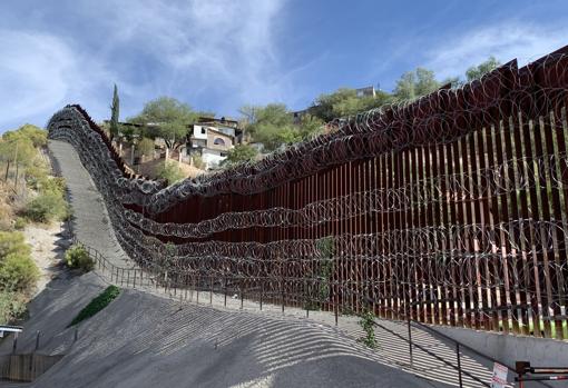 Muro de separación entre Arizona y México, en Nogales