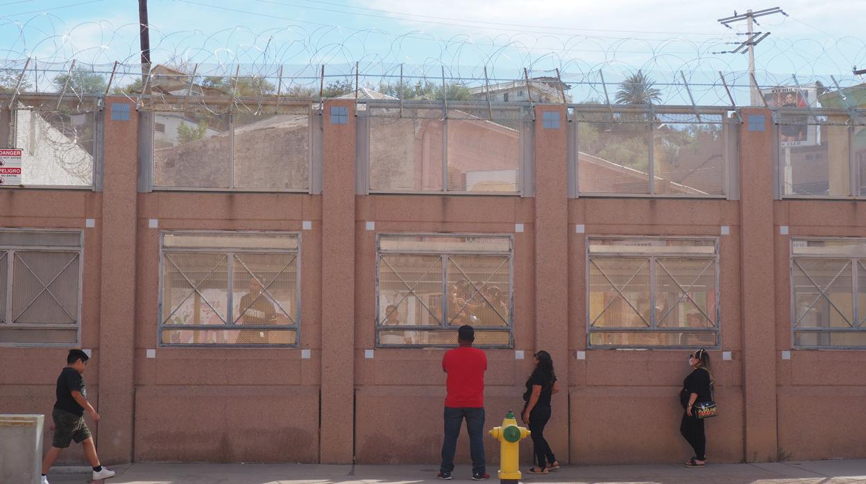 Vecinos de Nogales, junto a la frontera con México