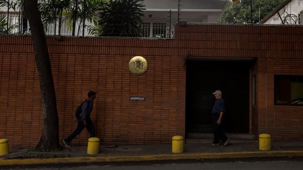 «Cortes de luz o agua» para sabotear a la Embajada española de Venezuela