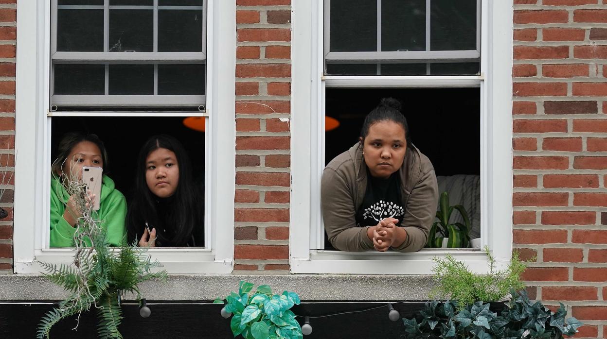 Un grupo de mujeres contempla a Biden durante un discurso en Pensilvania