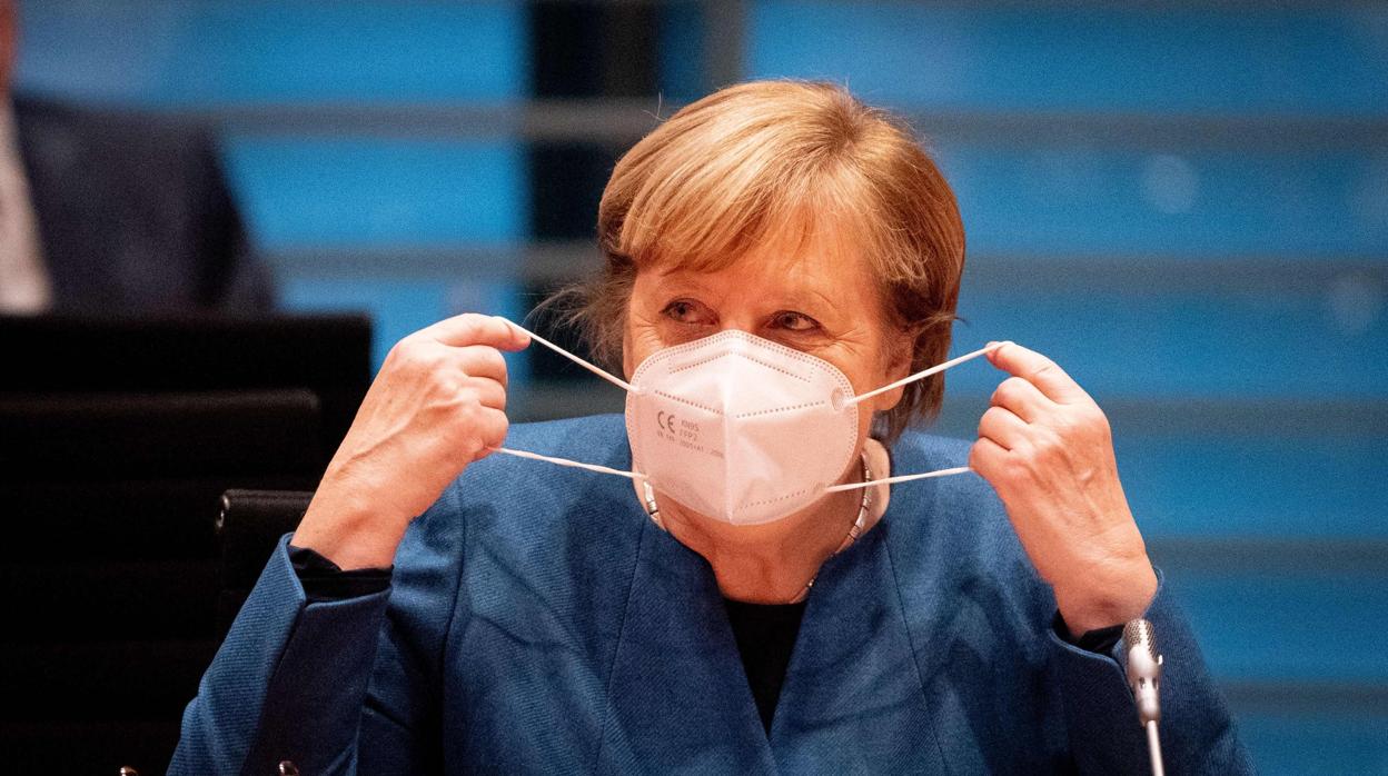 Angela Merkel se quita la mascarilla a su llegada a la reunión semanal del gabinete