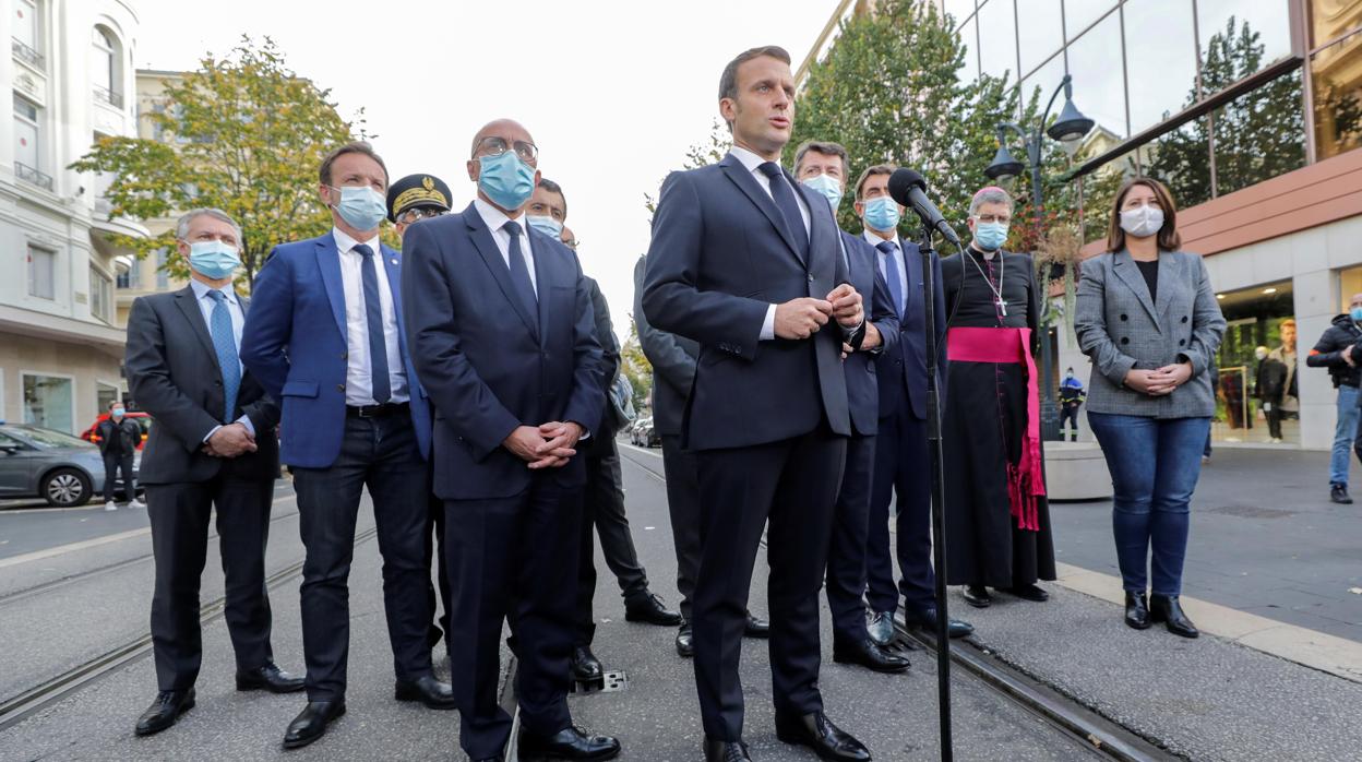 Macron, durante su visita a la zona donde se ha producido el atentado