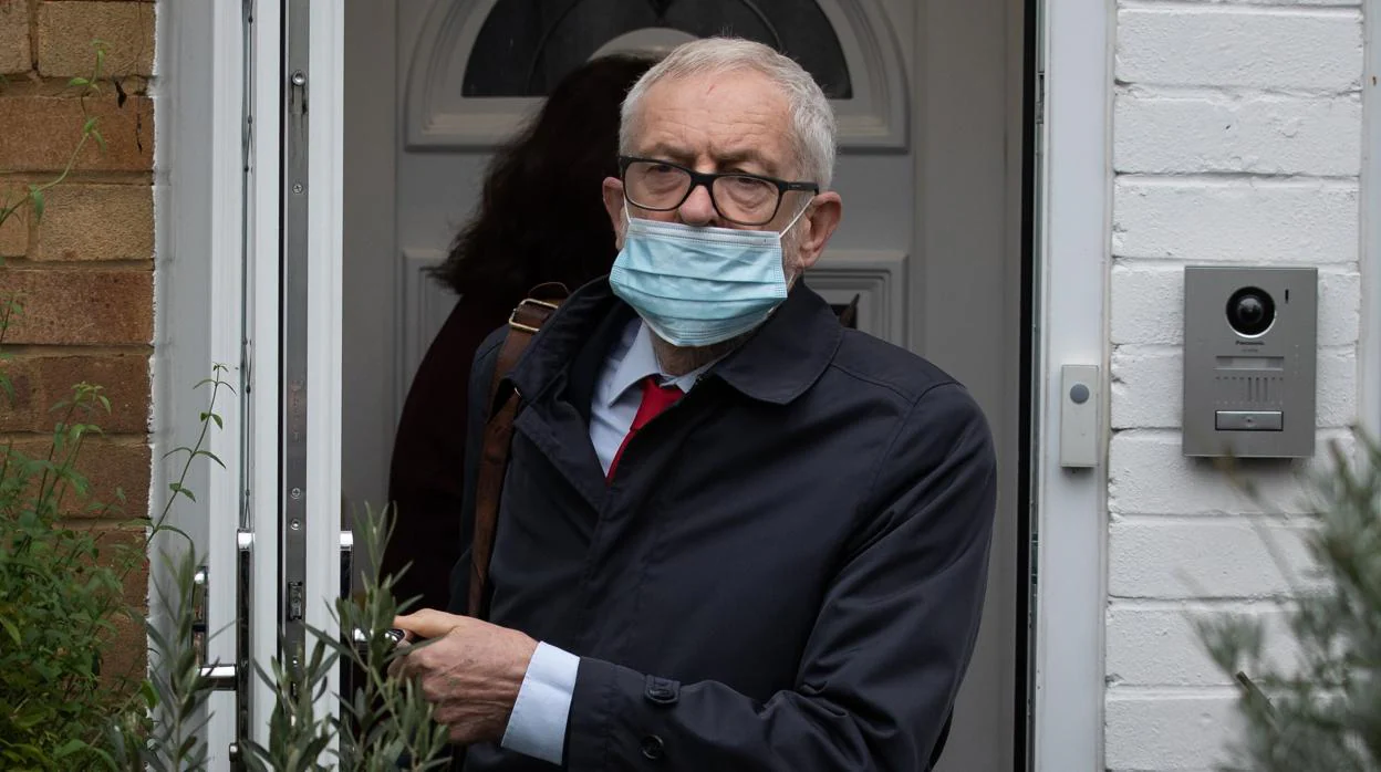 Corbyn, saliendo de su casa del norte de Londres